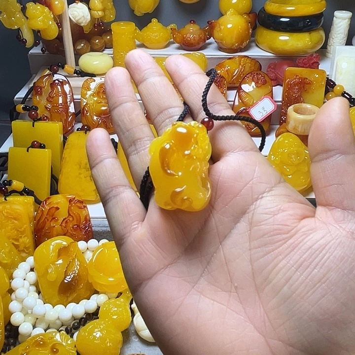 俏色貔貅挂件 服饰配饰