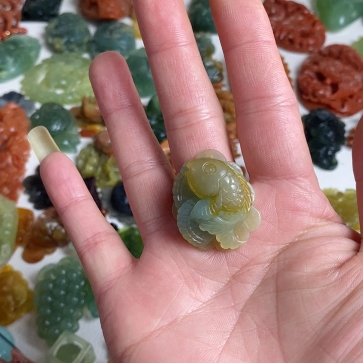 蛇纹石玉颈饰未镶嵌菏