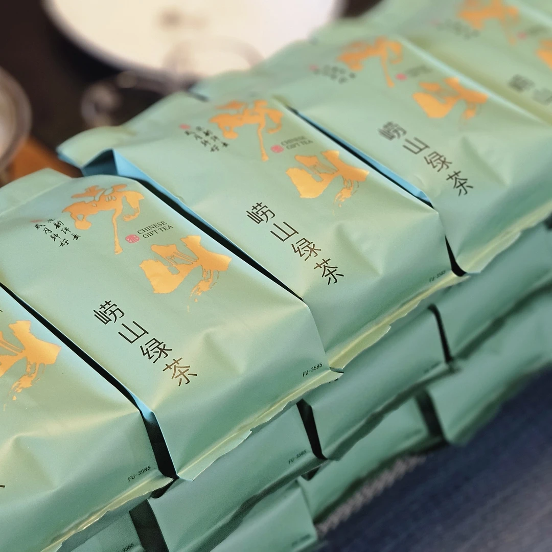 2025年青岛崂山绿茶扁茶，5月初采摘，茶农自家茶园，赠送铁罐。