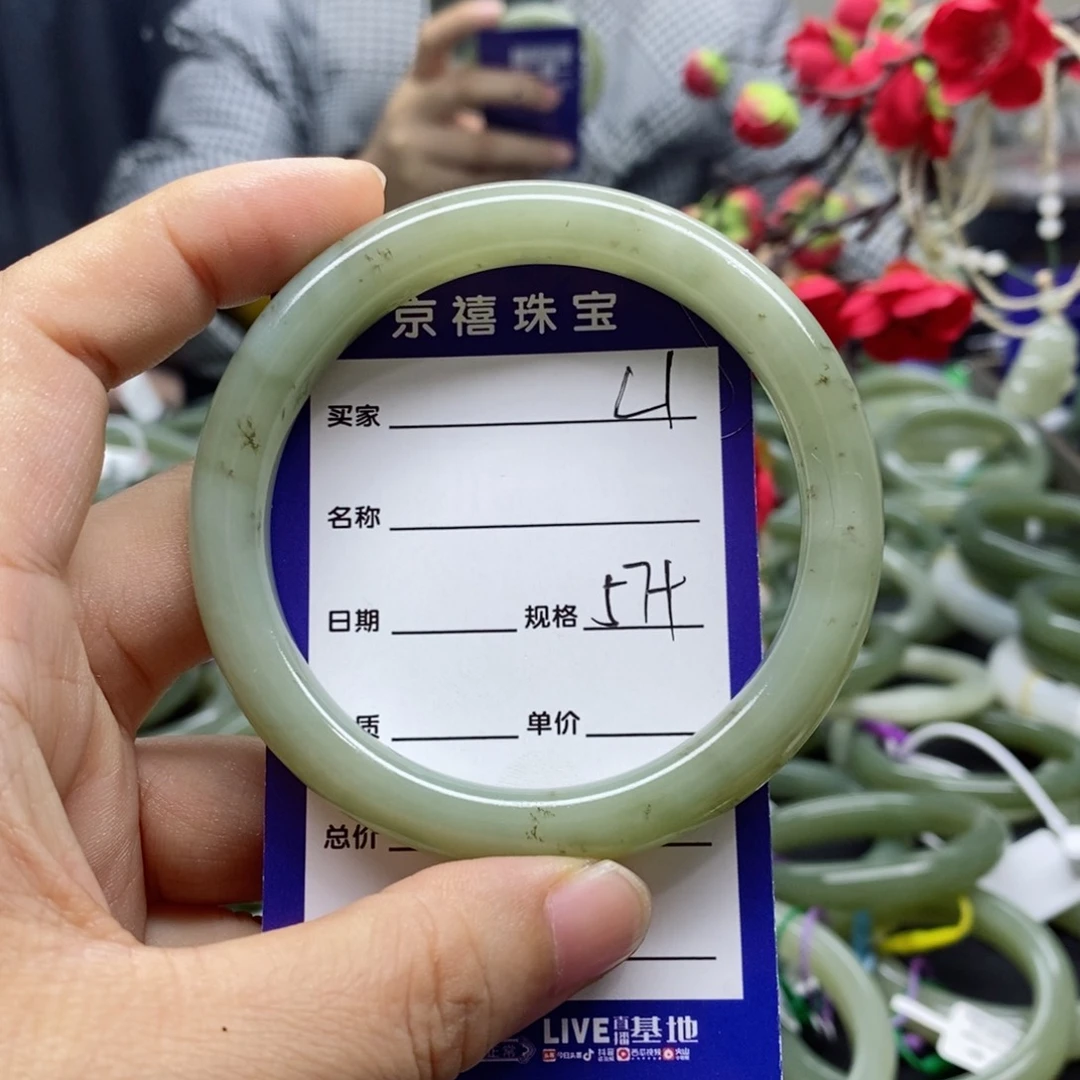 和田玉手镯未镶嵌多**妈