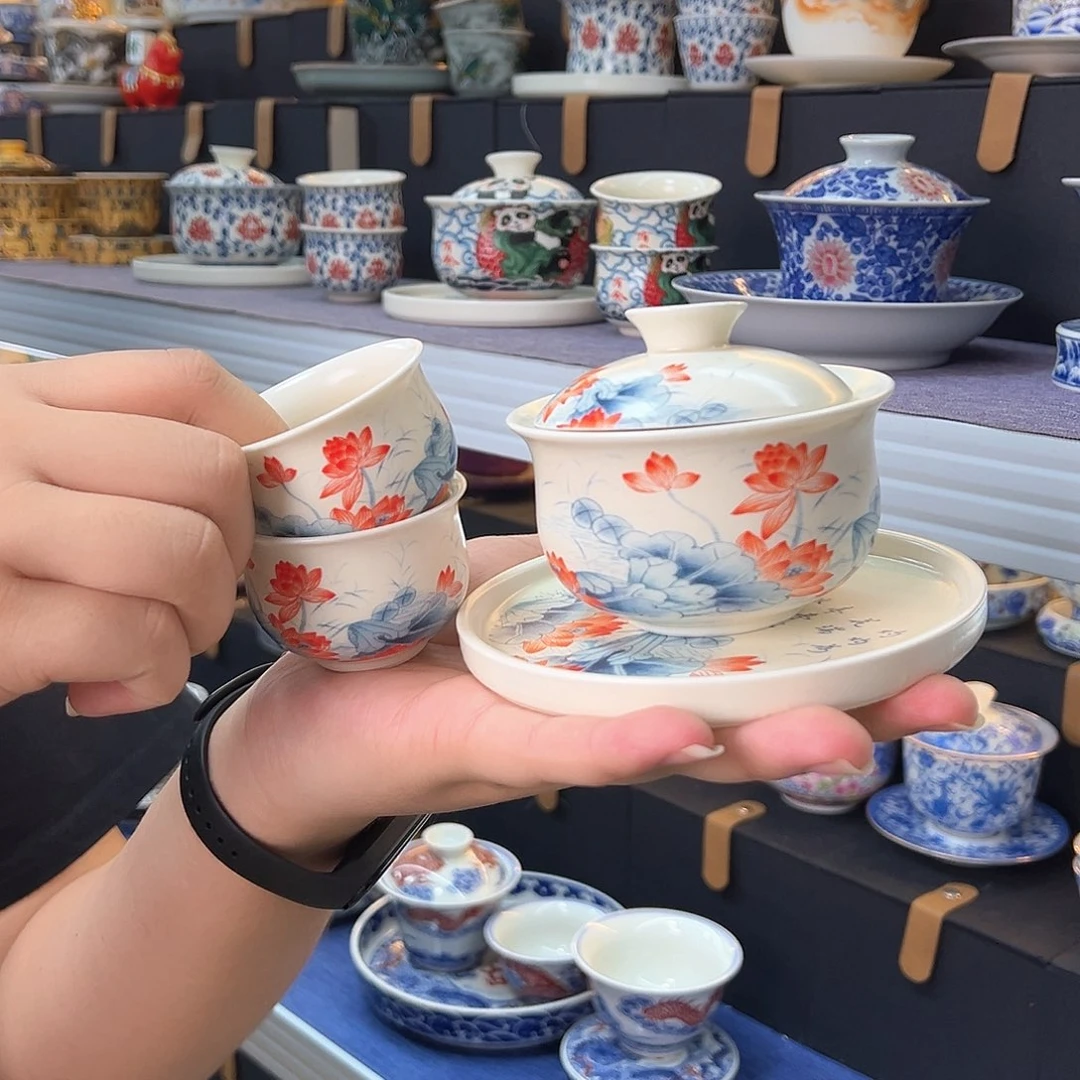 盖碗里的水煮开后放入锅中