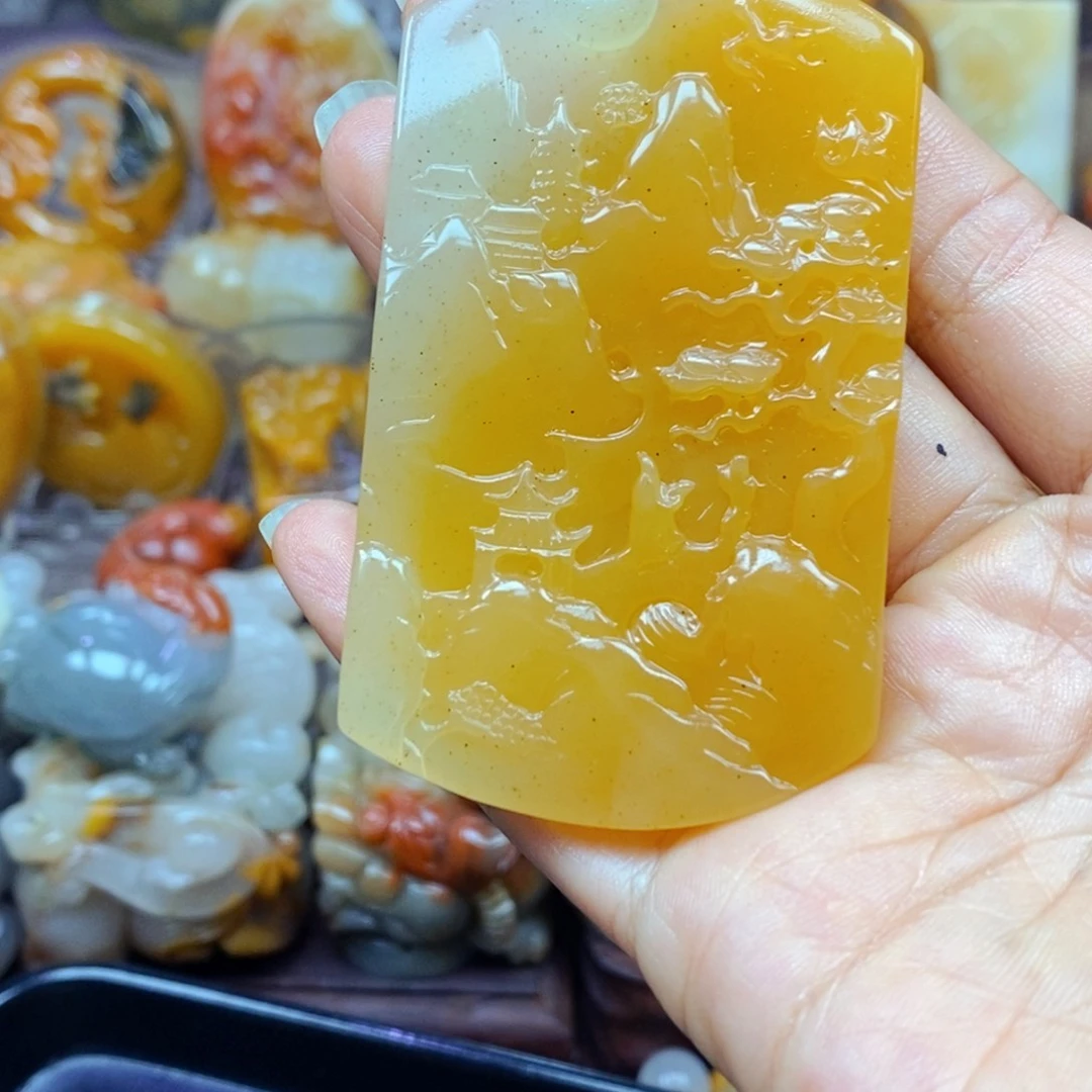 未镶嵌石英质玉（黄龙玉）颈饰
