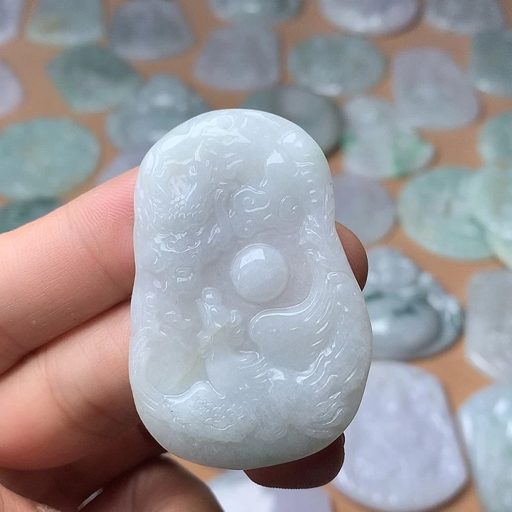 翡翠未镶嵌颈饰龙凤牌，石纹