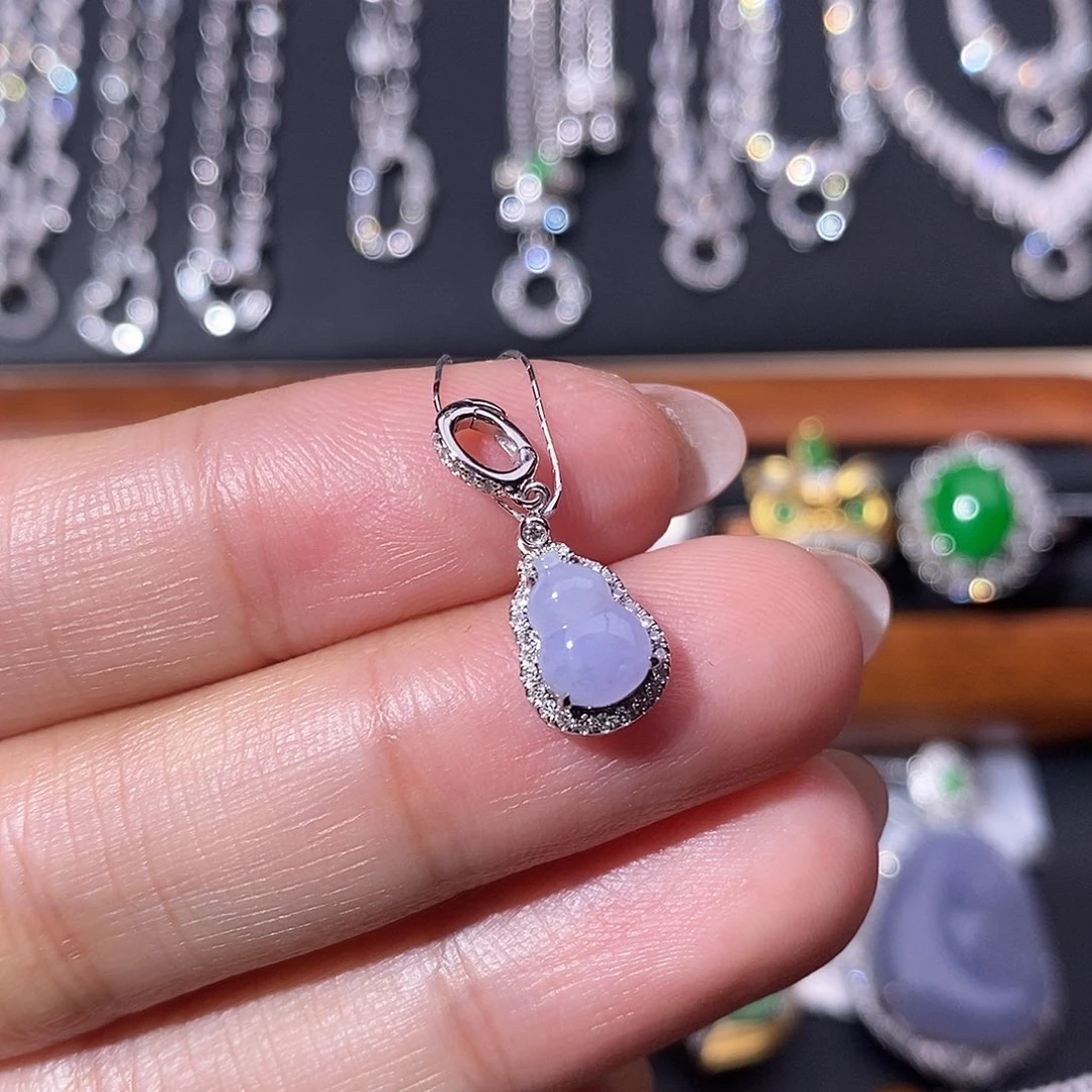 翡翠18K金镶嵌颈饰吊坠