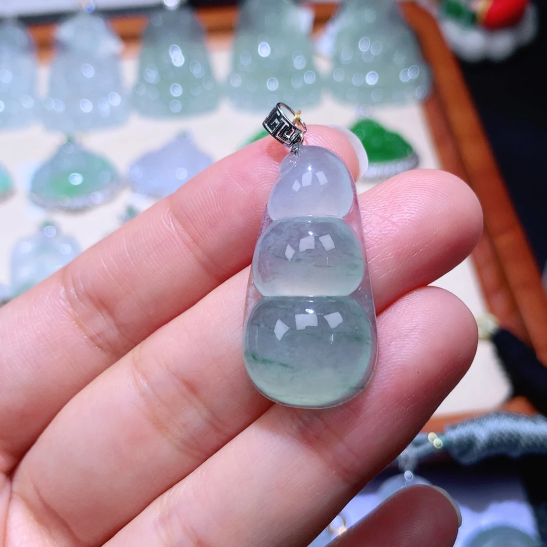 颈饰18K金镶嵌翡翠福豆