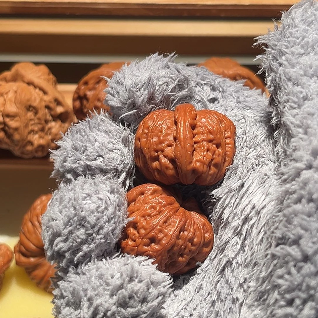 男***男文玩核桃把件32元宝