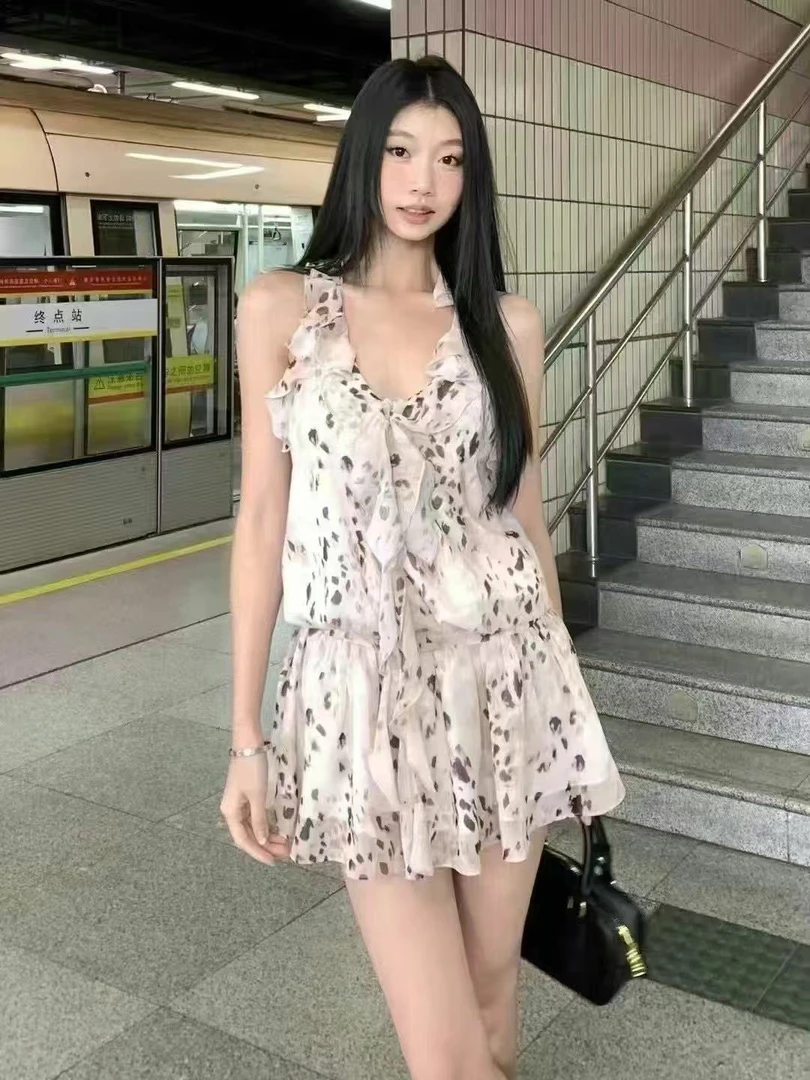 WITHMIN 吊带连衣裙2025新款性感辣妹露背设计感小众显瘦夏季短裙