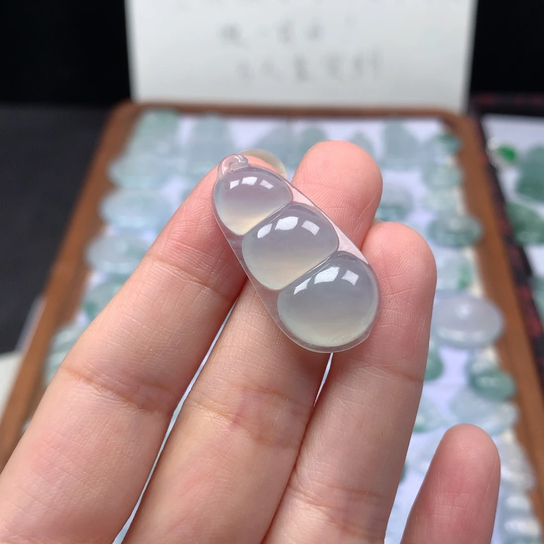 颈饰未镶嵌翡翠冰种大福豆