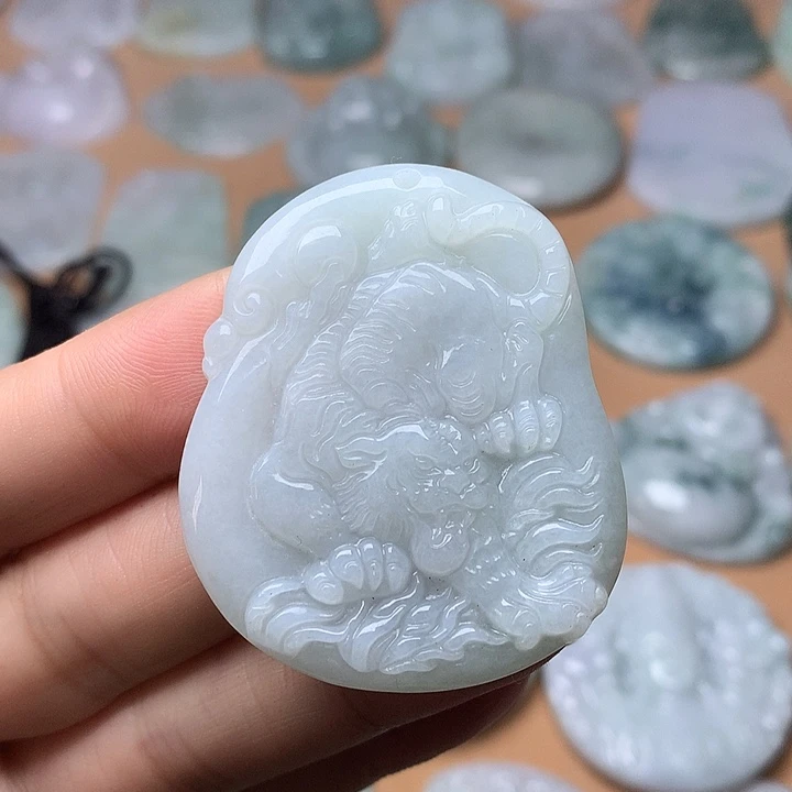 翡翠未镶嵌颈饰虎