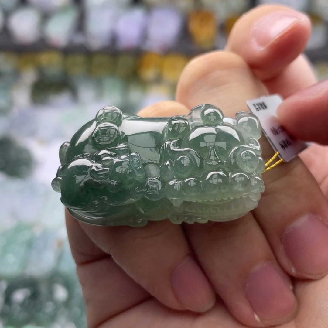 翡翠未镶嵌颈饰花*貔貅