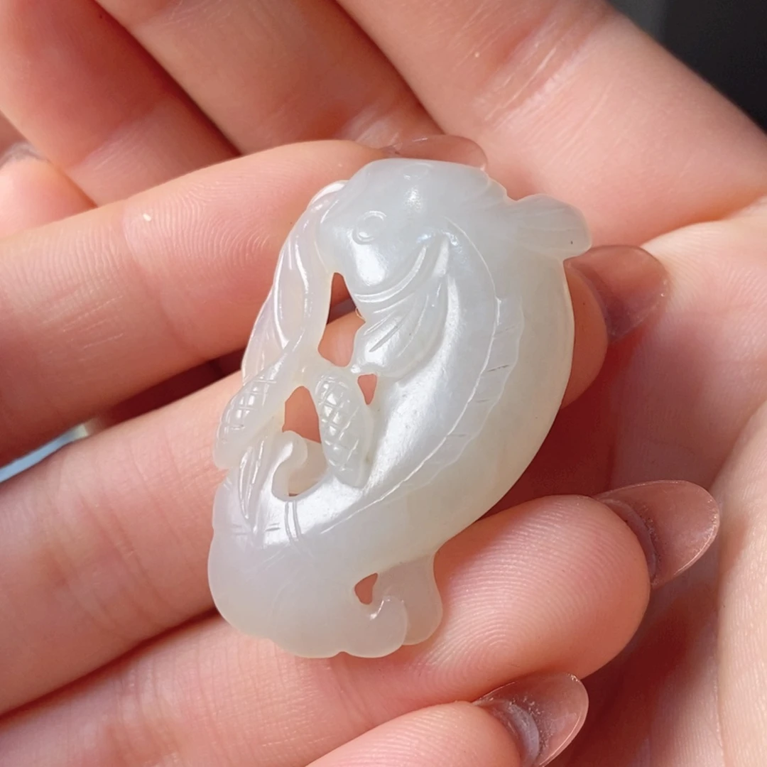 和田玉颈饰未镶嵌风**者