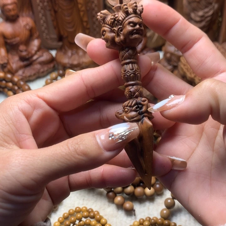 檀香木其他老山檀香手把件瑕疵