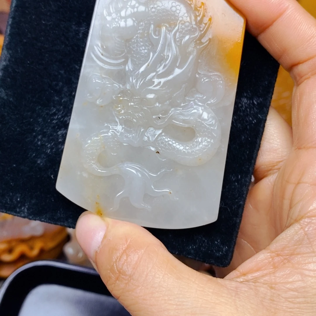 石英质玉（黄龙玉）未镶嵌颈饰