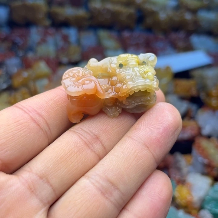 石英质玉（黄龙玉）未镶嵌颈饰