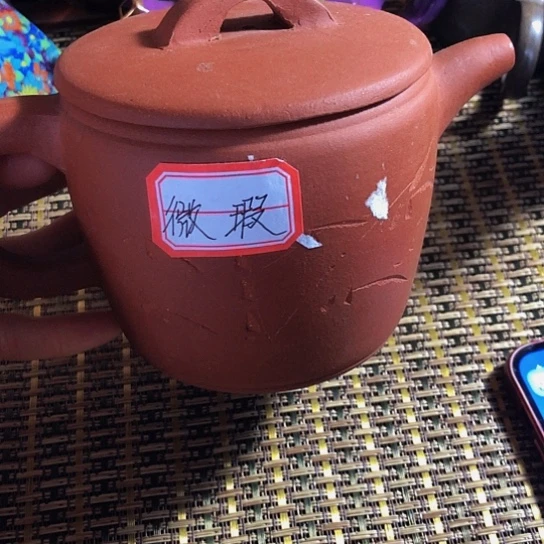 紫砂茶壶原矿泥料手工制作的紫砂壶。