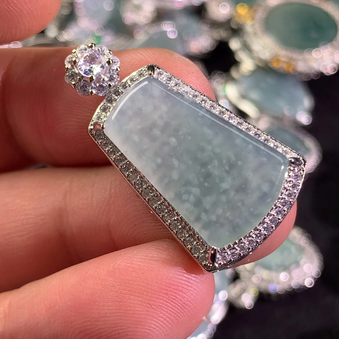 翡翠未镶嵌颈饰无事牌