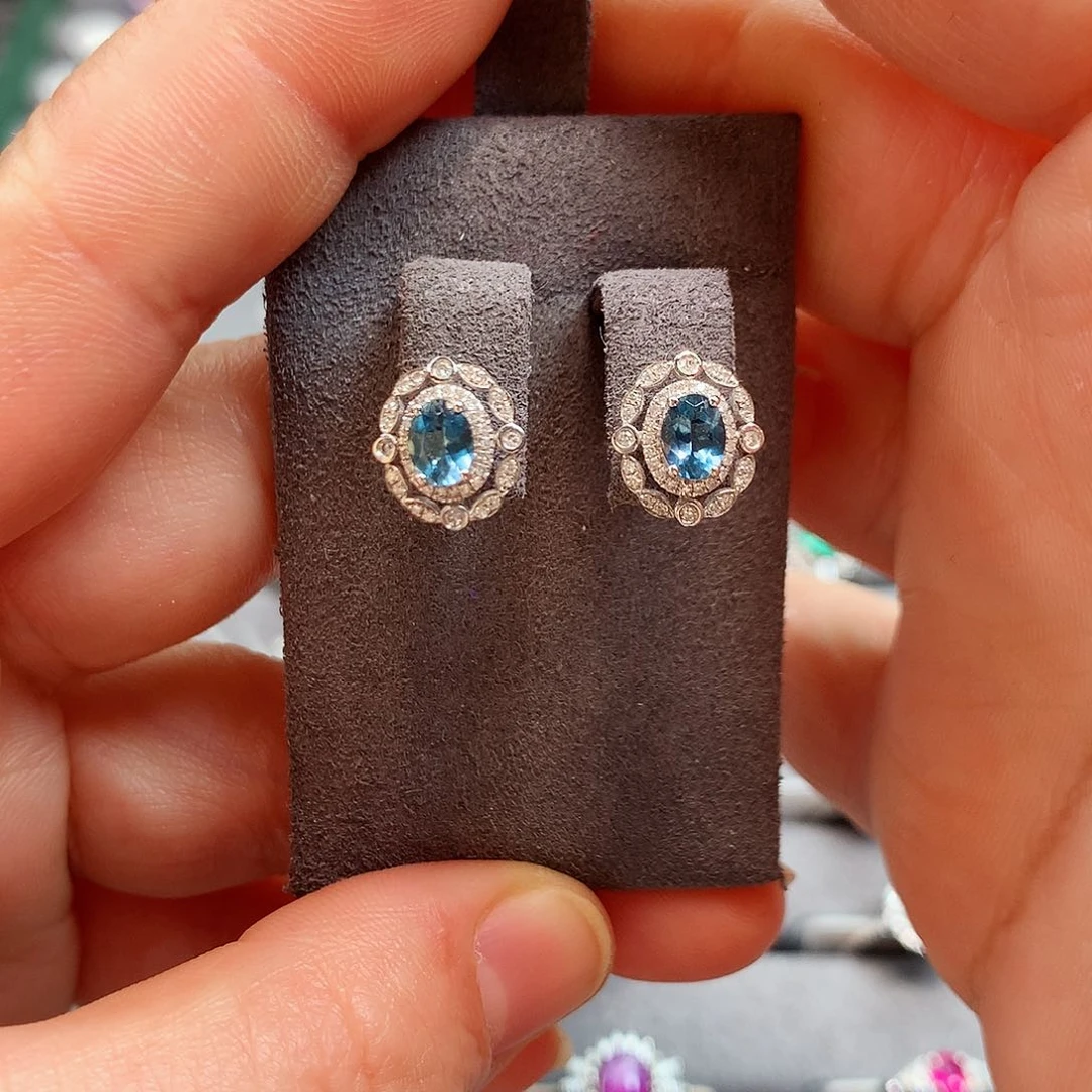 18K金镶嵌耳钉海蓝宝石