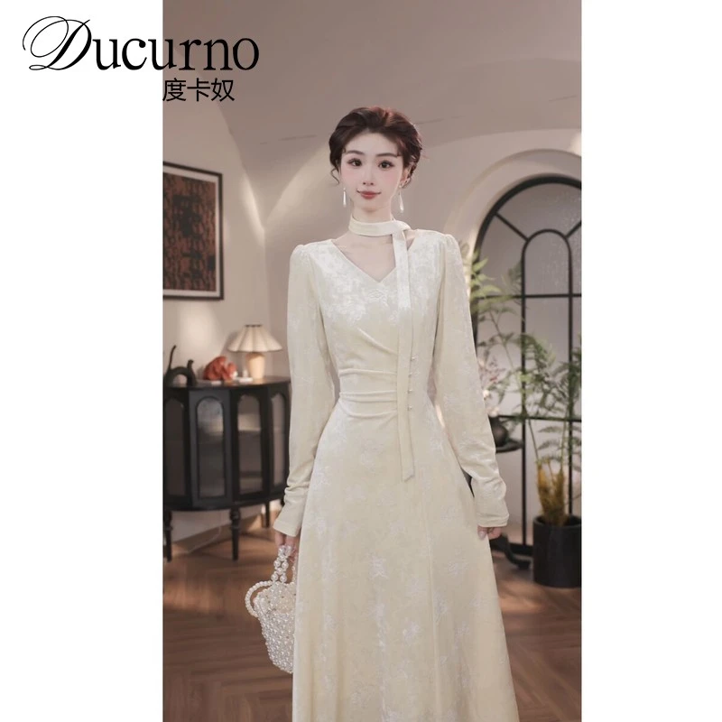 度卡奴法式优雅气质收腰显瘦V领长袖黄色金丝绒连衣裙长裙女秋冬