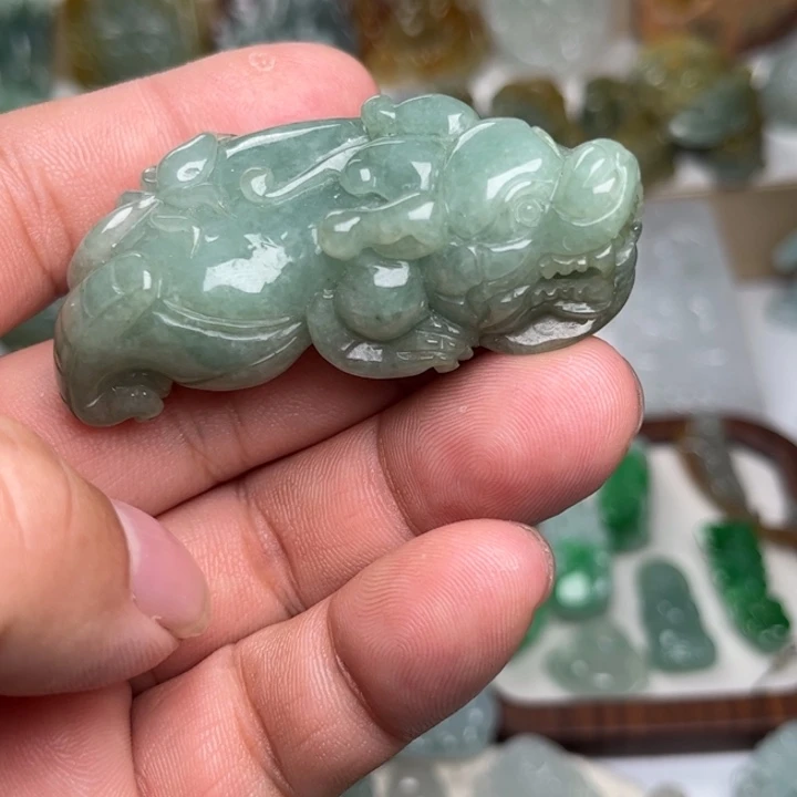 翡翠未镶嵌颈饰貔貅