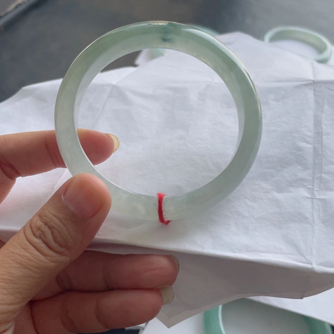 翡翠手镯未镶嵌翡翠手镯