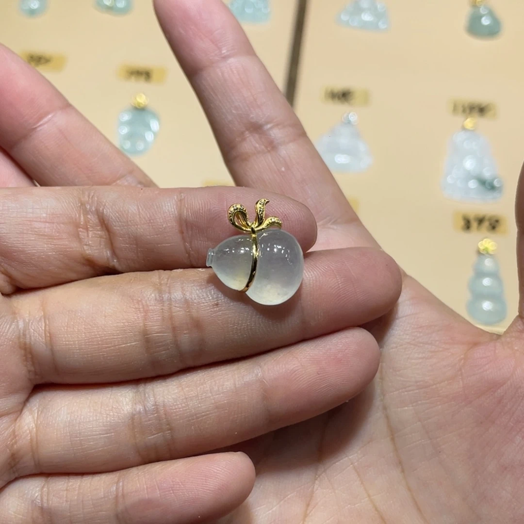 颈饰18K金镶嵌翡翠