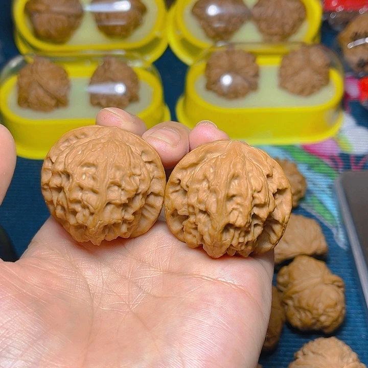 文玩核桃吊坠野狼