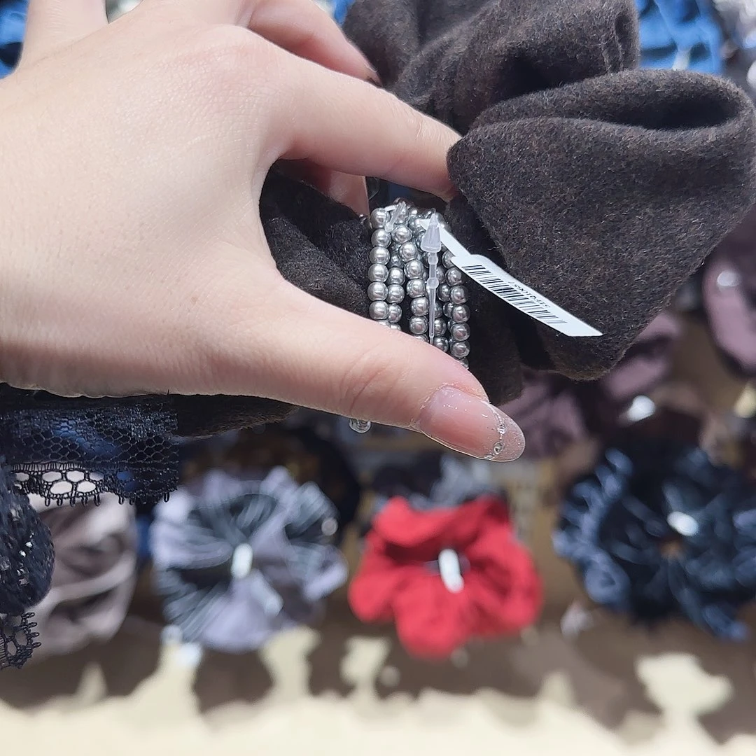 皮质铁合金毛呢发圈。