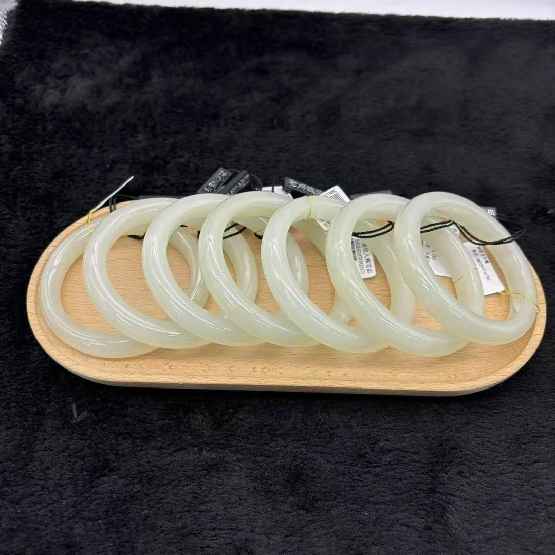 老卢和田玉手镯精美时尚气质有瑕款多样性发货其一60