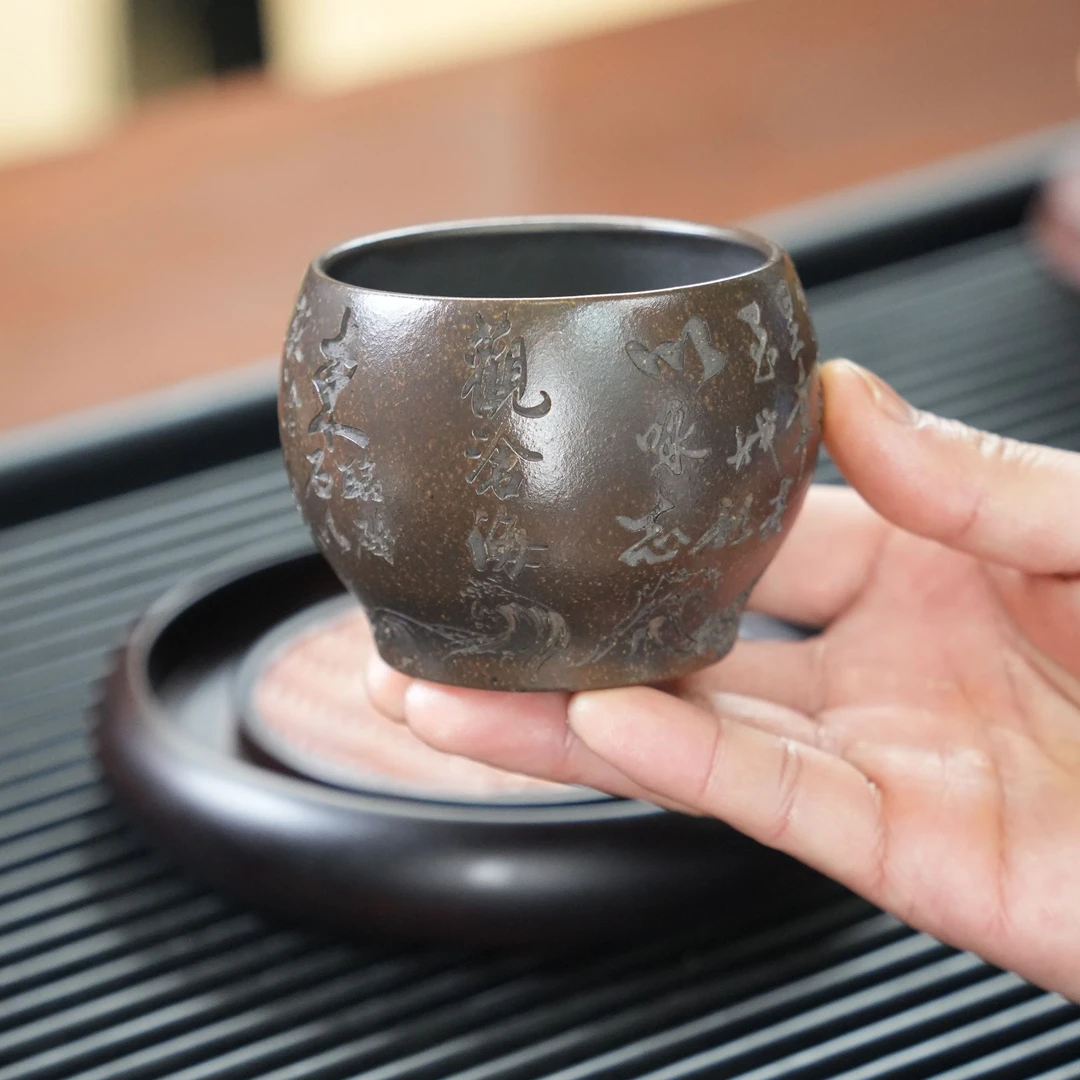 宜兴原矿龙背青手工刻绘观沧海紫砂主人杯TM