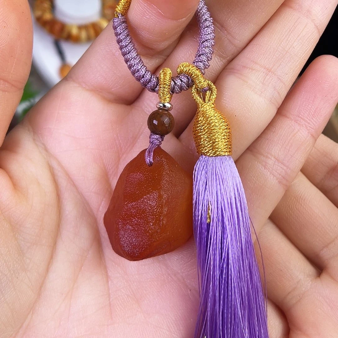 琥珀珠宝奇石未镶嵌。