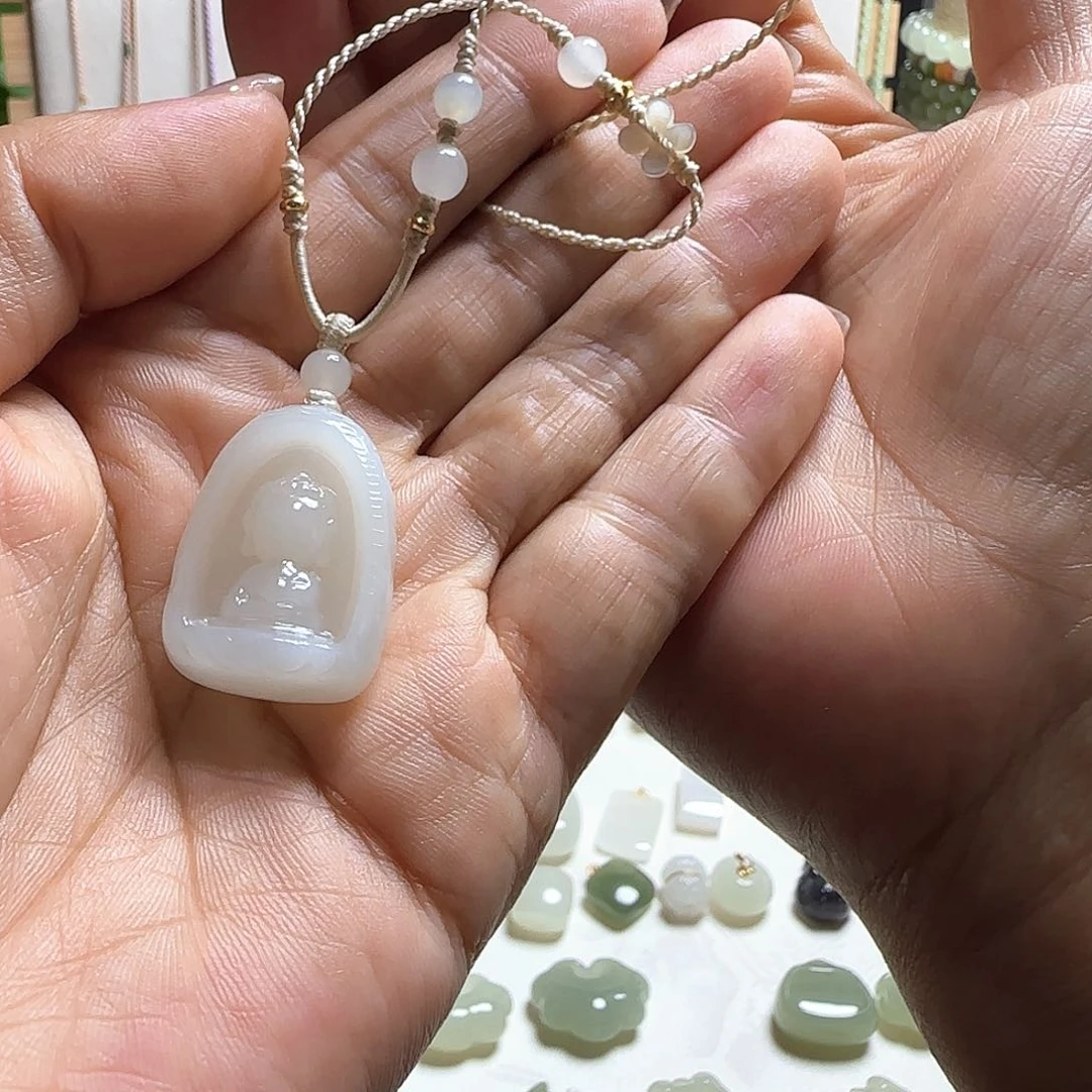 芮****和田玉未镶嵌颈饰