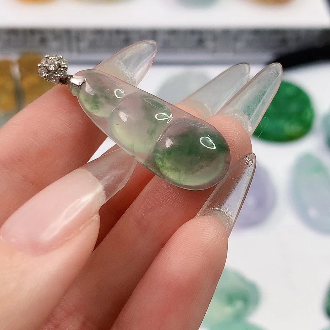 翡翠18K金镶嵌颈饰福豆