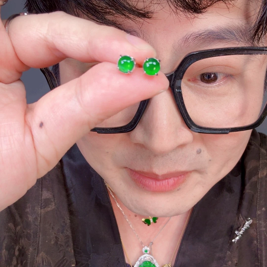 翡翠未镶嵌颈饰一对