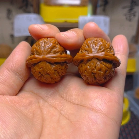 文玩核桃吊坠白狮