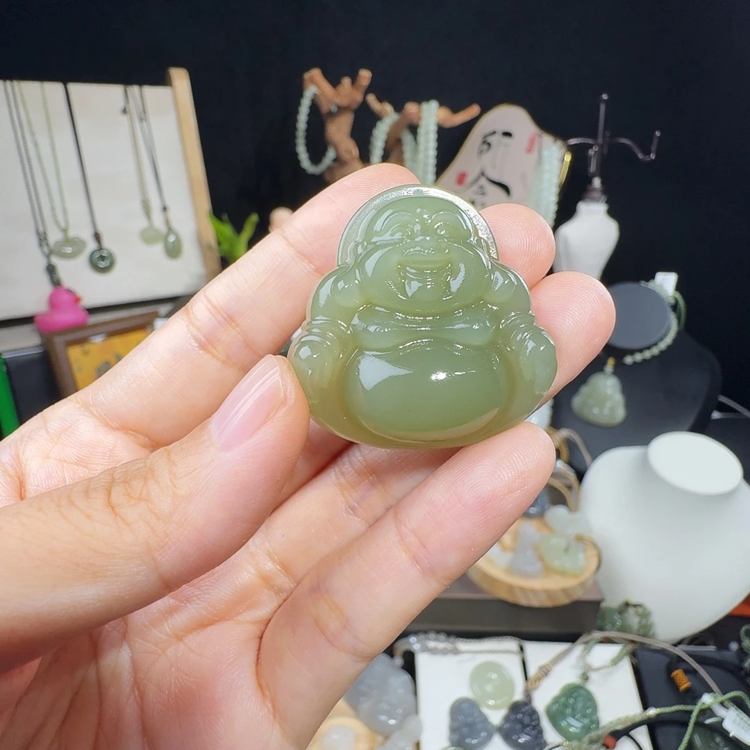 小***迷和田玉未镶嵌颈饰