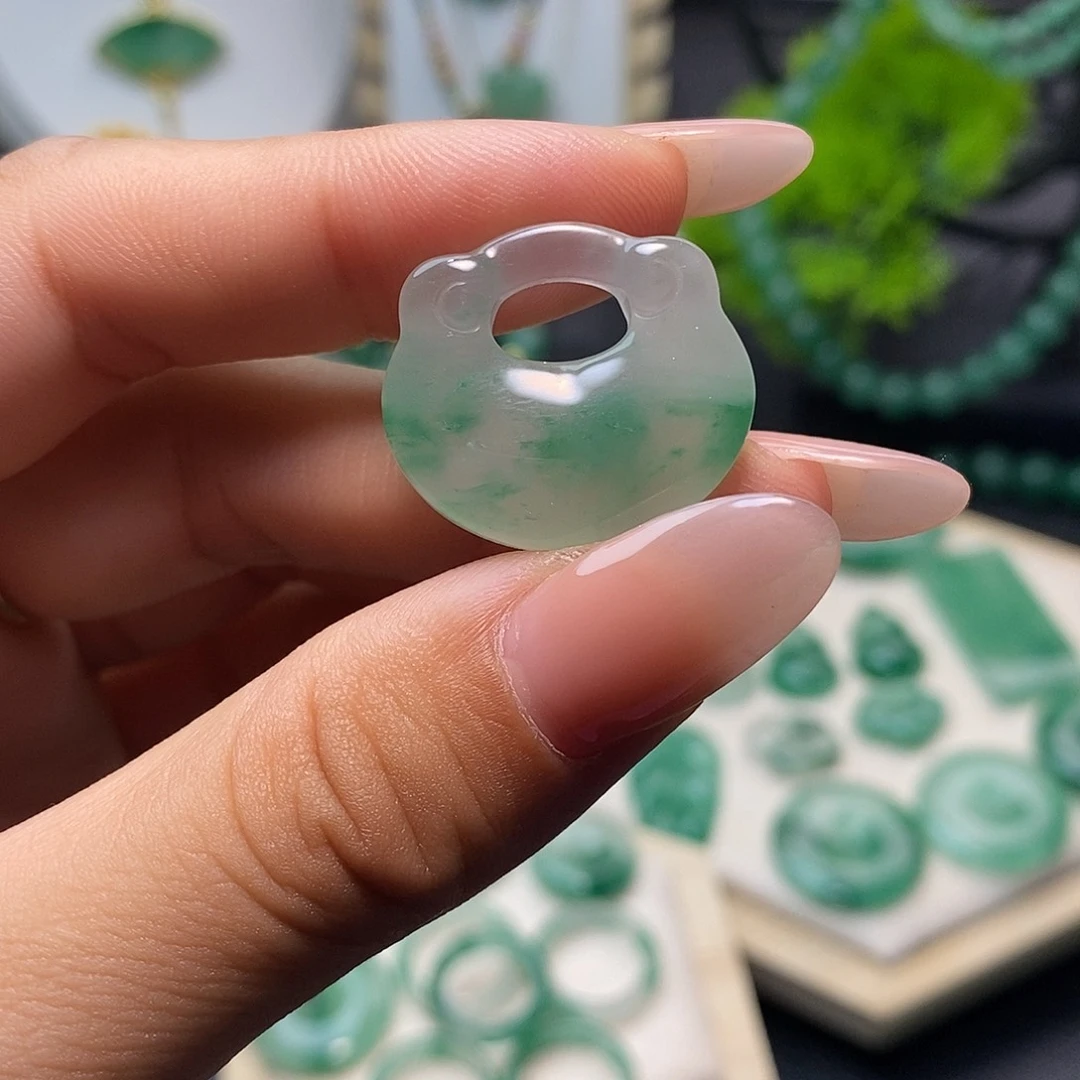 颈饰未镶嵌石英质玉