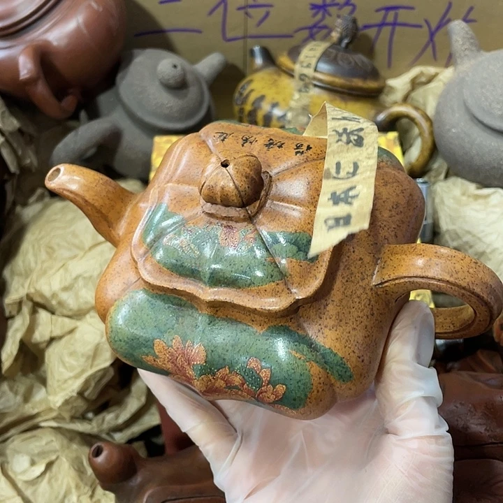 茶壶紫砂矿泥料手工制作的一把紫砂壶。