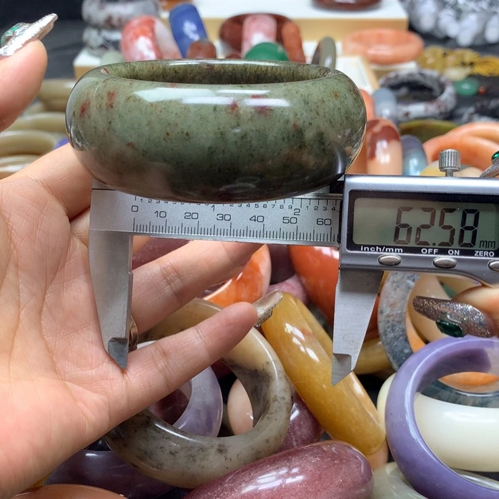 未镶嵌手镯石英质玉