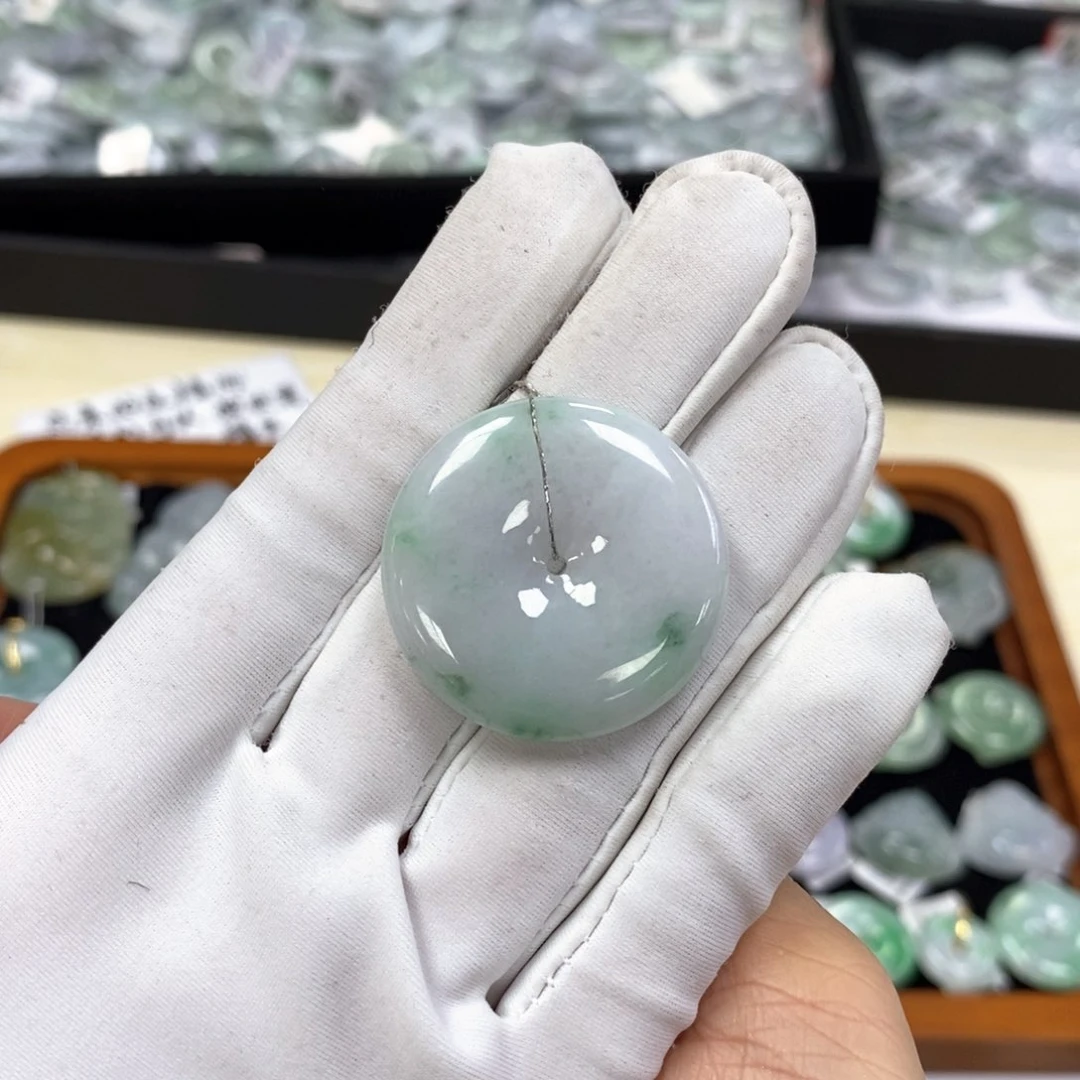 翡翠颈饰未镶嵌平安扣