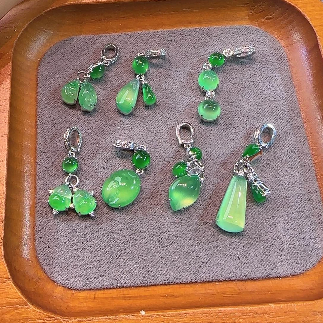 翡翠18K金镶嵌戒指