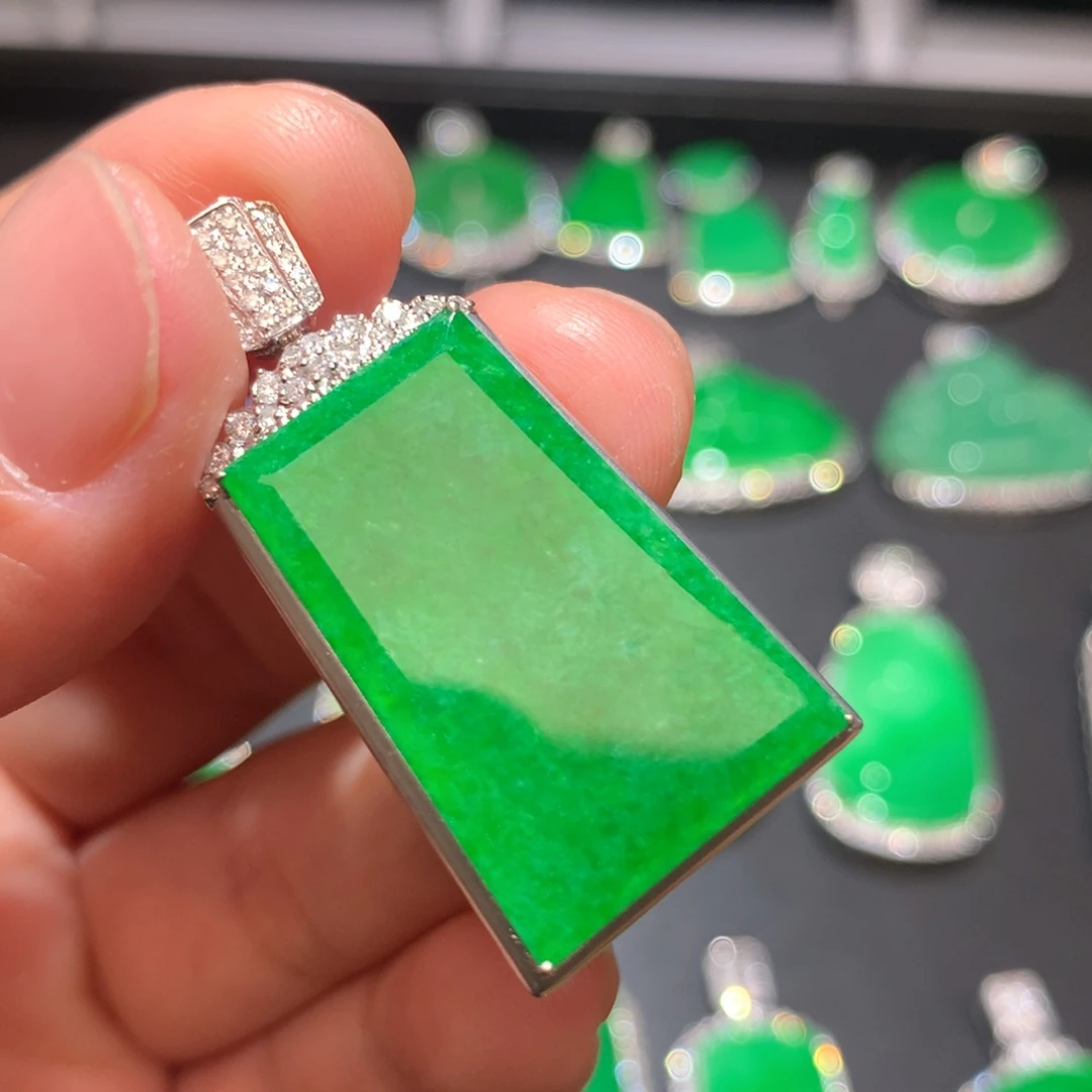 翡翠颈饰18K金镶嵌翡翠