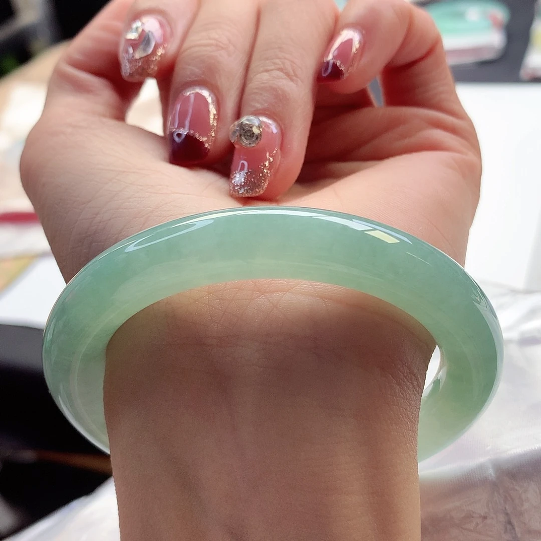 翡翠手镯未镶嵌56-57圈口满色满绿强推