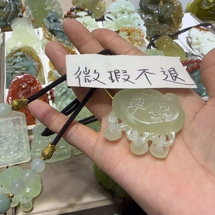 蛇纹石玉吊坠未镶嵌金*玉