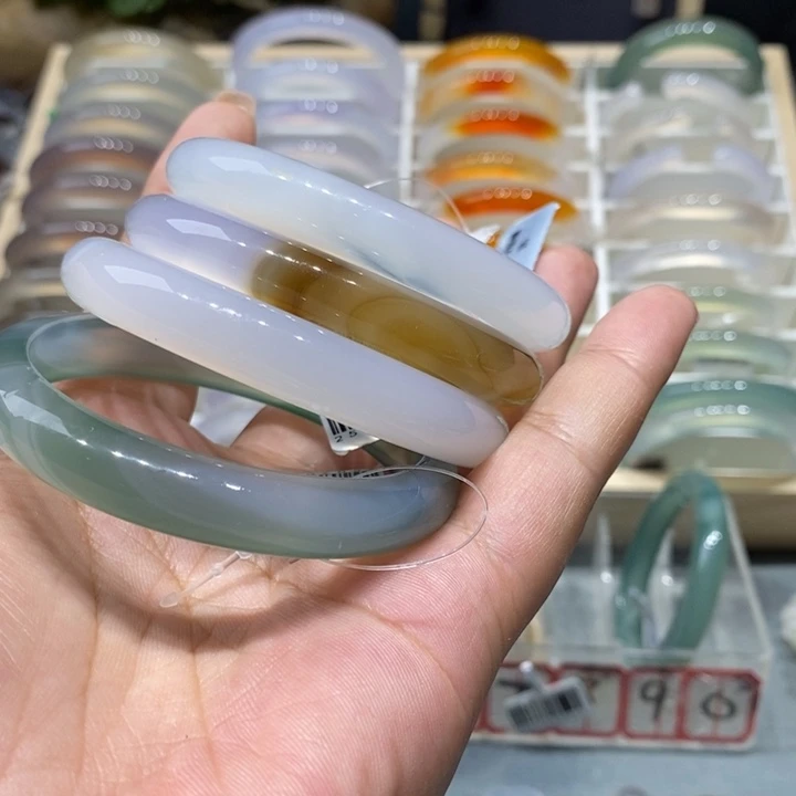 困***李玛瑙/玉髓手镯未镶嵌