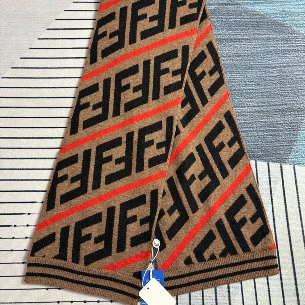 95新 FENDI/芬迪 芬迪满印围巾