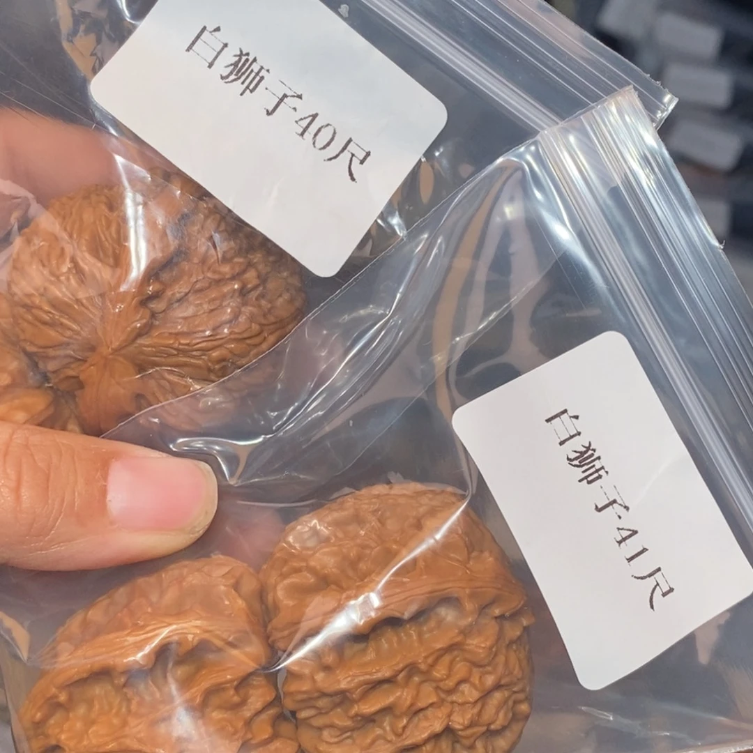文玩核桃吊坠40和41白狮子