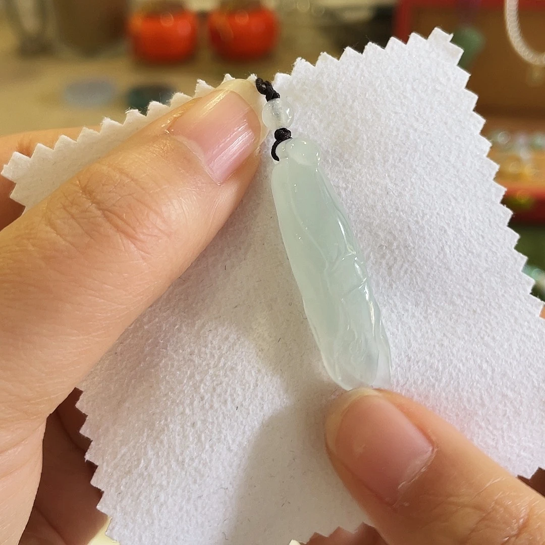 翡翠未镶嵌颈饰玉兰花