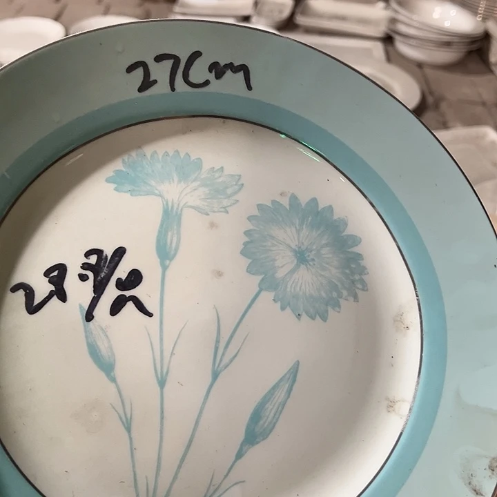 瓷出蓝色平盘一支