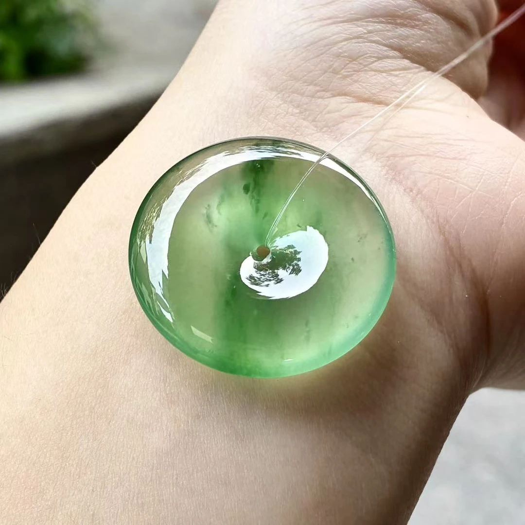 天然a货缅甸翡翠自然光30.7/5.7玻璃种晴绿平安扣吊坠，颜色鲜艳