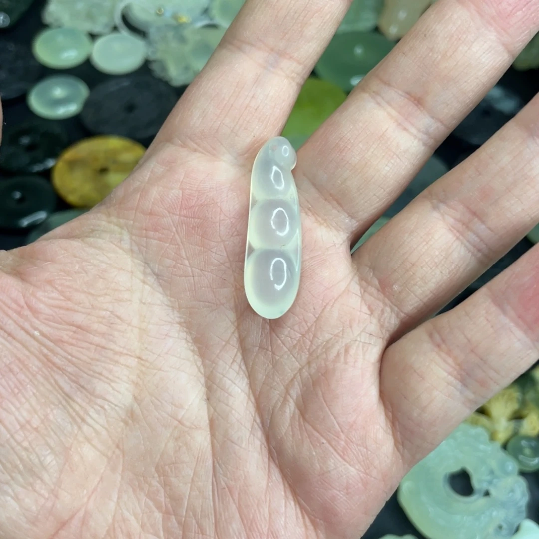 岫玉未镶嵌颈饰平安